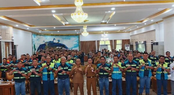 Para peserta OPP PT SIS Adaro berdiri berbaris di aula besar bersama pejabat daerah Tabalong dalam acara pelepasan.