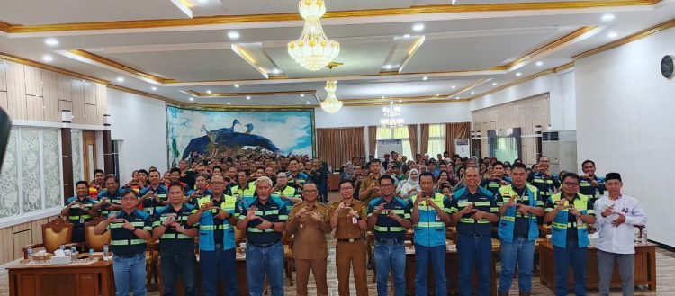 Para peserta OPP PT SIS Adaro berdiri berbaris di aula besar bersama pejabat daerah Tabalong dalam acara pelepasan.