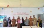 Sejumlah guru dan pejabat berfoto bersama sambil memegang dokumen di ruang rapat SD Negeri Paringin Timur, Balangan.
