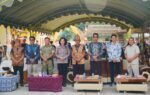 Sejumlah pejabat berdiri di bawah tenda saat Festival Mesiwah Pare Gumboh VIII di Desa Liyu, Balangan.