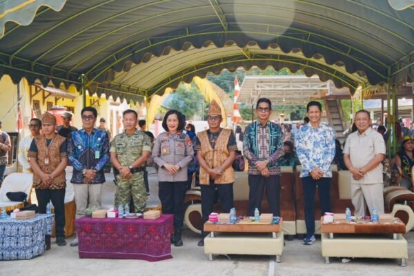 Sejumlah pejabat berdiri di bawah tenda saat Festival Mesiwah Pare Gumboh VIII di Desa Liyu, Balangan.