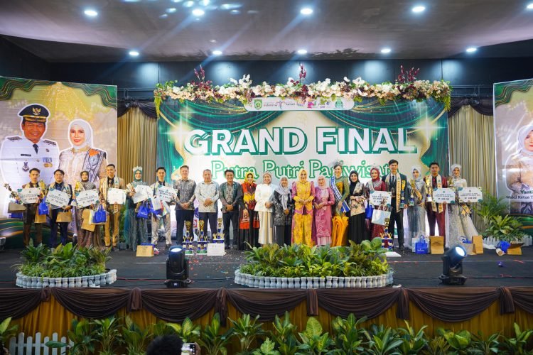 Para finalis dan pemenang berdiri di panggung Grand Final Putra Putri Pariwisata Balangan 2026.