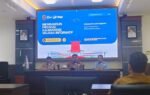 Tiga pejabat berdiskusi di Aula Diskominfo Kalsel saat Asistensi PPID Kalsel bertema keterbukaan informasi 2026.