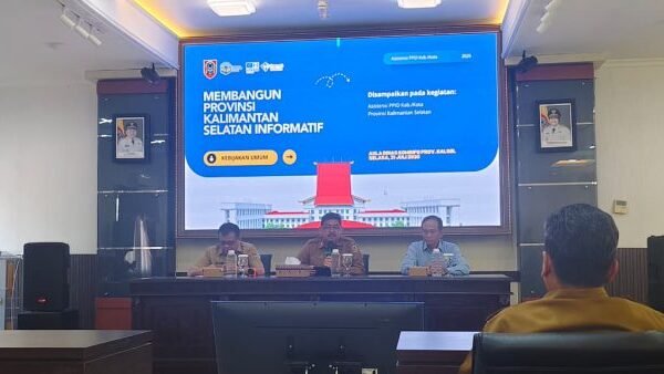 Tiga pejabat berdiskusi di Aula Diskominfo Kalsel saat Asistensi PPID Kalsel bertema keterbukaan informasi 2026.