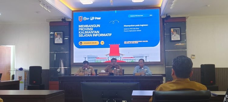 Tiga pejabat berdiskusi di Aula Diskominfo Kalsel saat Asistensi PPID Kalsel bertema keterbukaan informasi 2026.