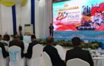 Suasana syukuran Hari Bhayangkara ke-80 di Pendopo Bersinar menampilkan layar besar bertema Polri dan para tamu duduk menyimak acara dengan tertib.