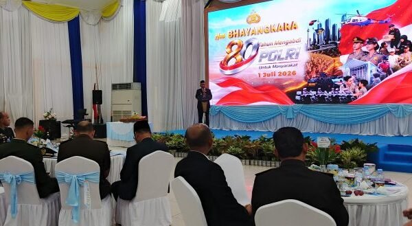 Suasana syukuran Hari Bhayangkara ke-80 di Pendopo Bersinar menampilkan layar besar bertema Polri dan para tamu duduk menyimak acara dengan tertib.