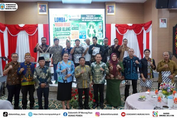 Sejumlah peserta berbusana batik berpose di aula Murung Raya di depan banner Lomba Produk Kreasi Daur Ulang.