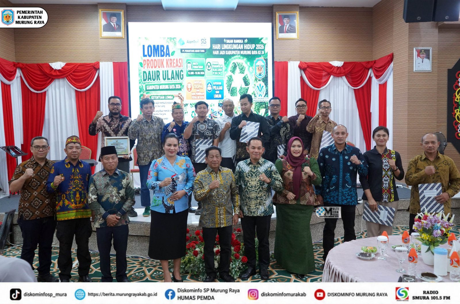 Sejumlah peserta berbusana batik berpose di aula Murung Raya di depan banner Lomba Produk Kreasi Daur Ulang.