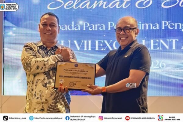Dua pria menyerahkan piagam penghargaan Dishub Murung Raya dari Otoritas Bandar Udara Wilayah VII dalam acara resmi