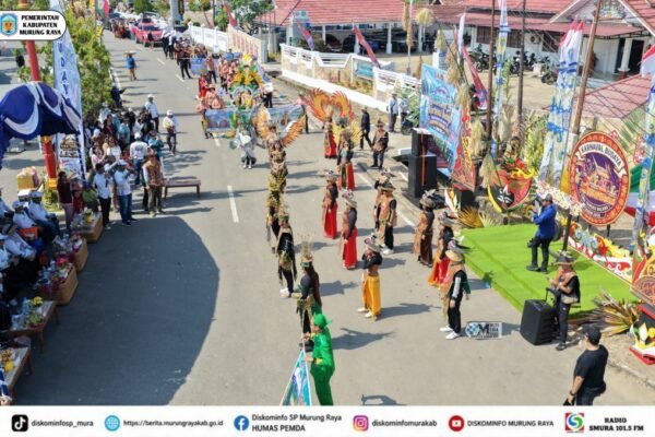 Ribuan peserta karnaval budaya berjalan di ruas jalan Puruk Cahu saat Heriyus membuka Karnaval Budaya Murung Raya 2026.