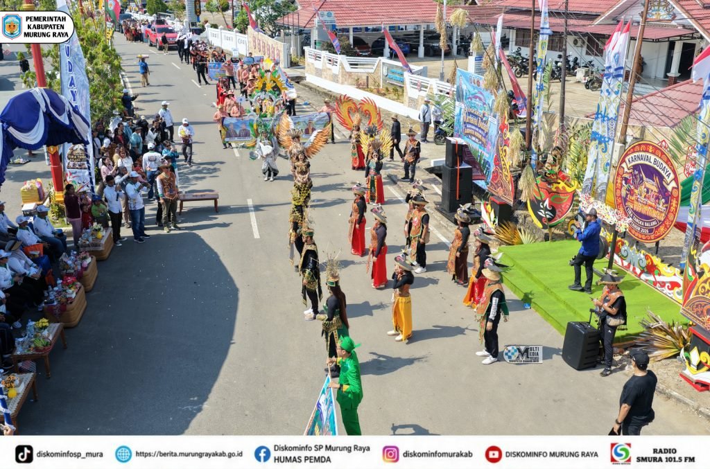 Ribuan peserta karnaval budaya berjalan di ruas jalan Puruk Cahu saat Heriyus membuka Karnaval Budaya Murung Raya 2026.