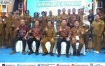 Sarwo Mintarjo bersama pejabat Murung Raya berpose jempol di acara launching proyek perubahan di aula pemerintahan.