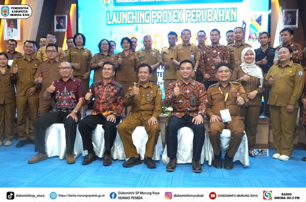 Sarwo Mintarjo bersama pejabat Murung Raya berpose jempol di acara launching proyek perubahan di aula pemerintahan.