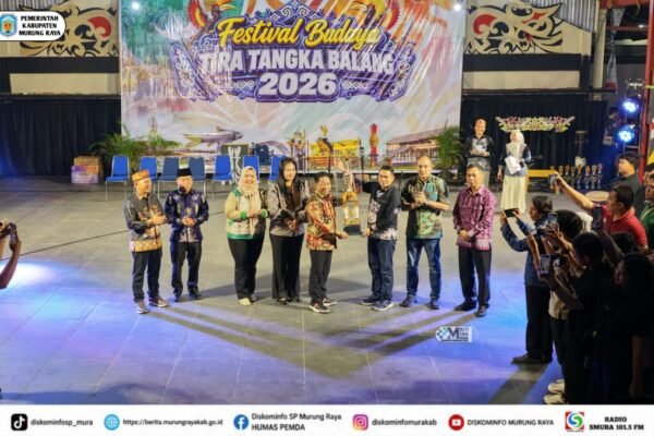 Sejumlah pejabat dan peserta berdiri di panggung saat penutupan Festival Budaya Tira Tangka Balang 2026 di Murung Raya.
