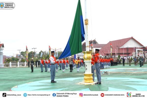 Peserta gladi bersih upacara HUT ke-81 RI berbaris di halaman Kantor Bupati Murung Raya, dengan tiang bendera di tengah lapangan.