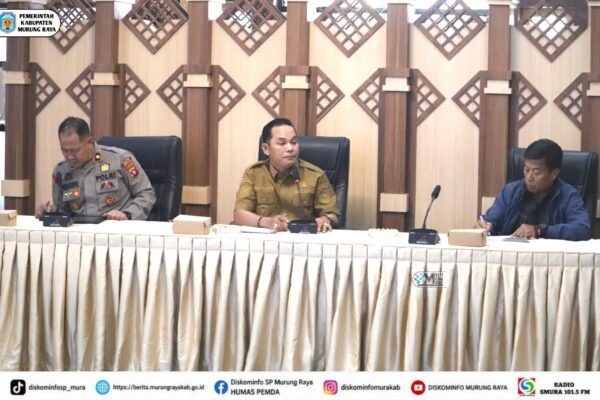 Tiga pejabat mengikuti musyawarah penanganan debu di jalur perusahaan Murung Raya, dengan Rahmanto Muhidin di tengah.