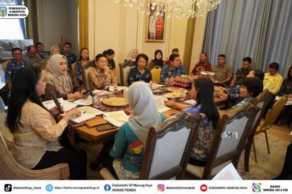 Peserta rapat Posyandu Murung Raya berdiskusi bersama untuk menyiapkan program generasi sehat dan bebas stunting.