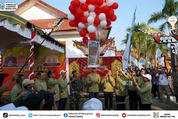 Heriyus dan Rahmanto Muhidin berdiri bersama peserta saat pelepasan balon merah putih di pembukaan Mura Expo 2026.