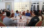 Di ruang jamuan, para tamu berbincang sambil menikmati hidangan pada perayaan Hari Jadi Ke-24 Murung Raya.