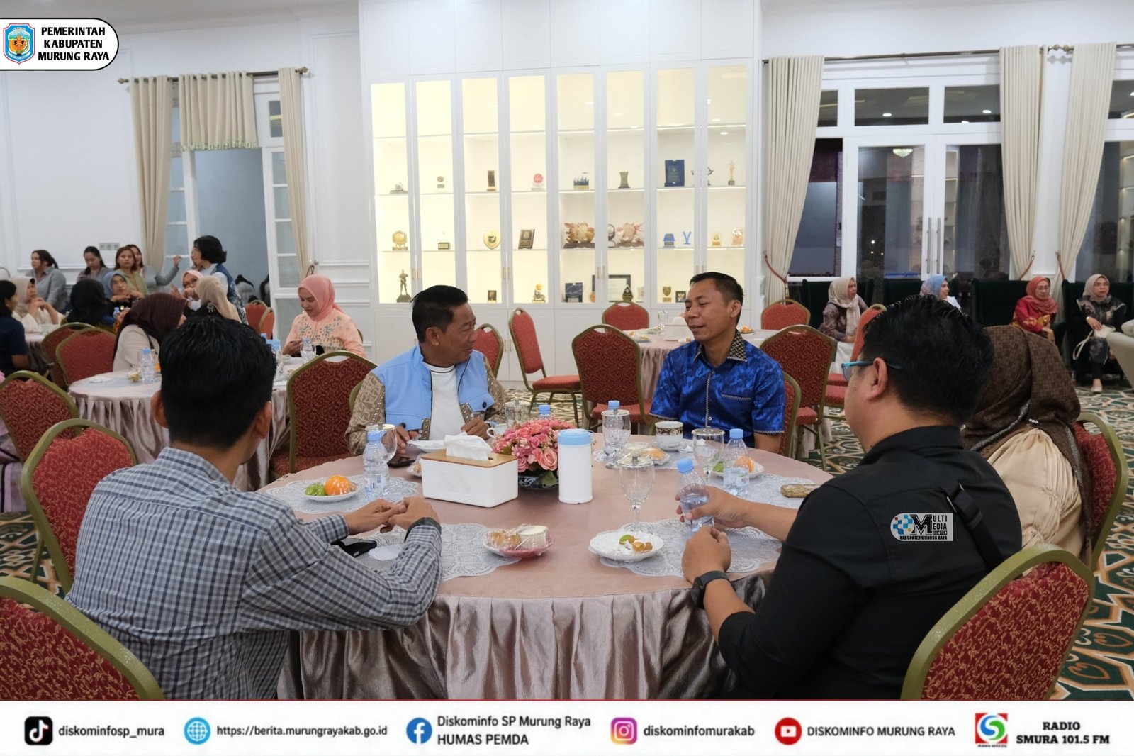 Di ruang jamuan, para tamu berbincang sambil menikmati hidangan pada perayaan Hari Jadi Ke-24 Murung Raya.