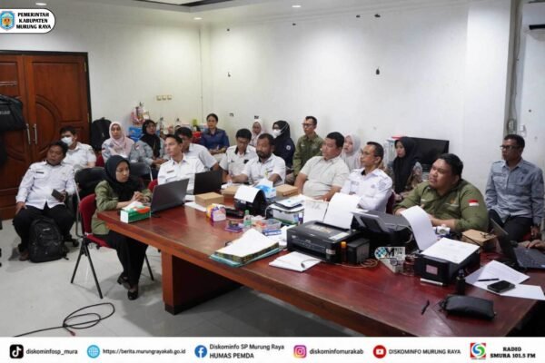 Sejumlah pejabat mengikuti rapat Pemkab Murung Raya untuk mematangkan kerja sama dengan Kantor Pertanahan di ruang rapat