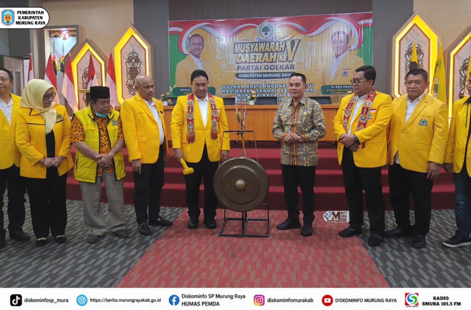 Sejumlah tokoh berdiri di depan spanduk Musyawarah V Partai Golkar Kabupaten Murung Raya dalam acara resmi.