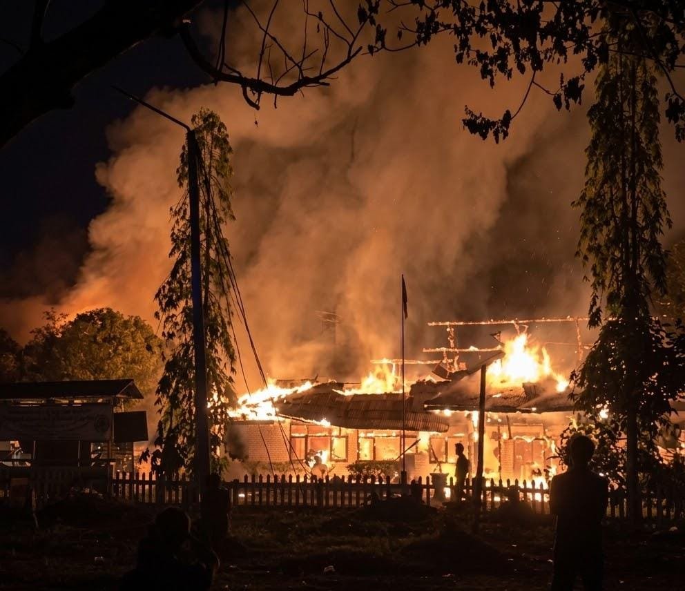 Api melalap bangunan SMAN 1 Cempaga pada malam hari; kebakaran diduga bermula dari ledakan perangkat solar cell.