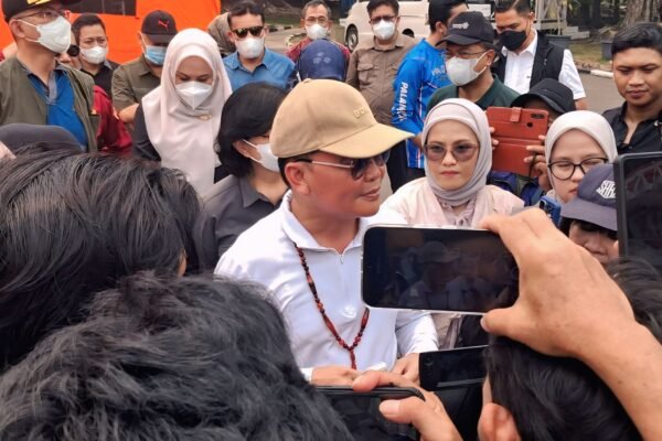 Agustiar Sabran berbicara kepada wartawan di tengah kerumunan saat membahas antrean Pertalite di Palangka Raya