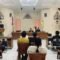 Dua pemimpin adat memimpin sidang di Palangka Raya, sementara warga menyimak perkara Ain Koto yang berujung denda adat.