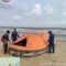 Petugas memeriksa liferaft oranye bertuliskan Virgo Transport 8 di pantai Desa Sungai Perlu, Seruyan.