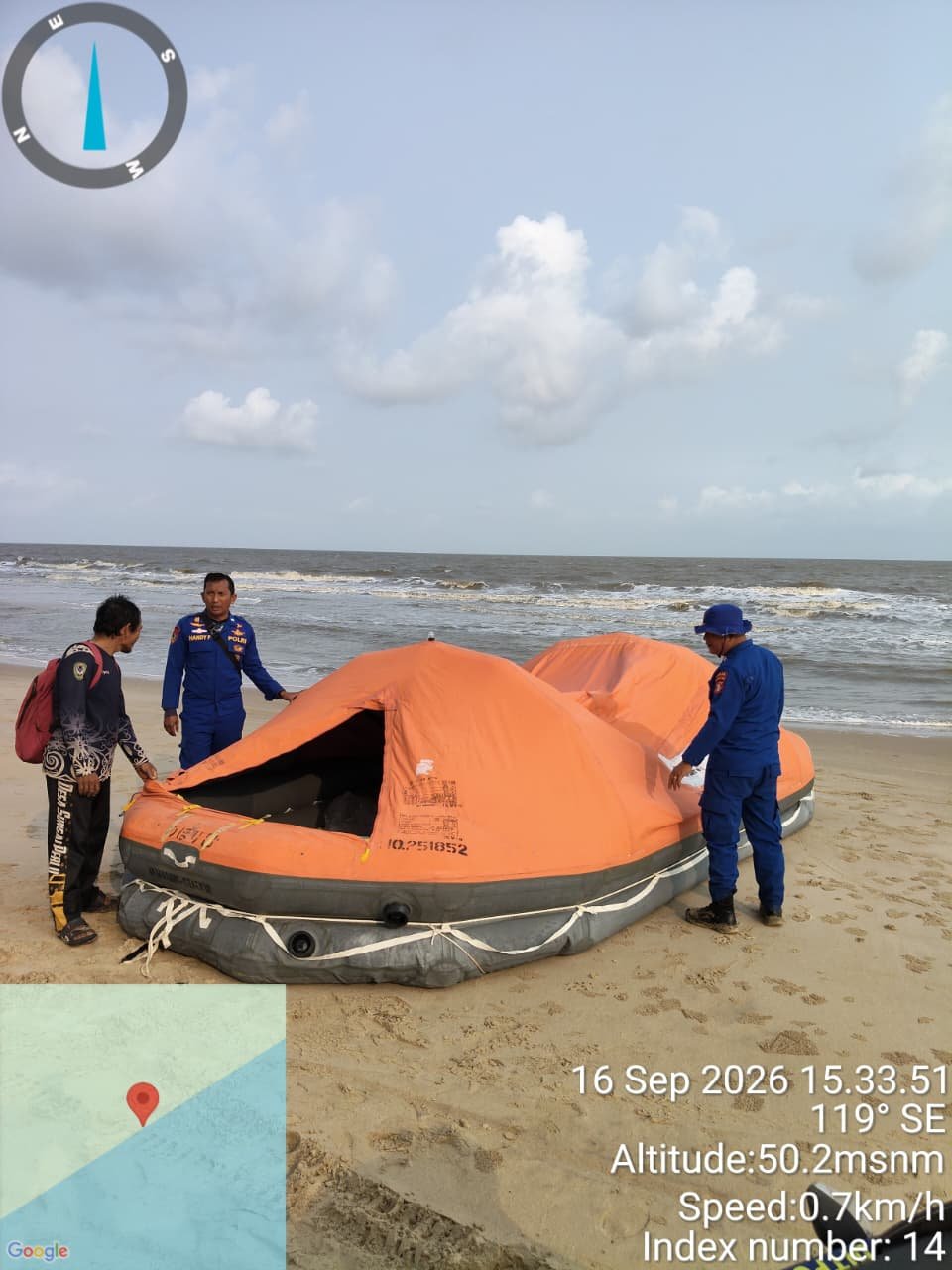 Petugas memeriksa liferaft oranye bertuliskan Virgo Transport 8 di pantai Desa Sungai Perlu, Seruyan.