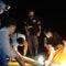 Petugas dan warga mengevakuasi jenazah di pesisir Pantai Lunci pada malam hari, diduga terkait tenggelamnya KM Virgo Transport 8.