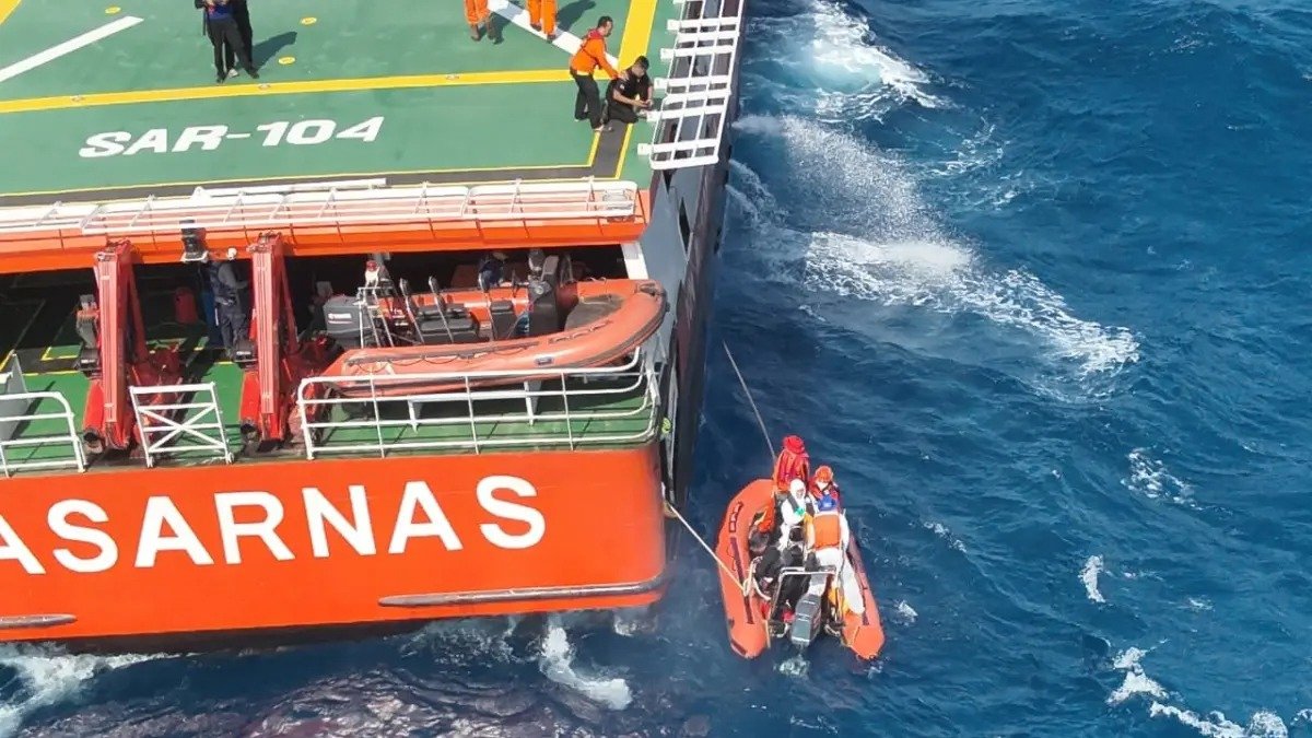 Kapal Basarnas SAR-104 dan perahu karet tim SAR beroperasi di Laut Jawa dalam pencarian KM Virgo Transport 8