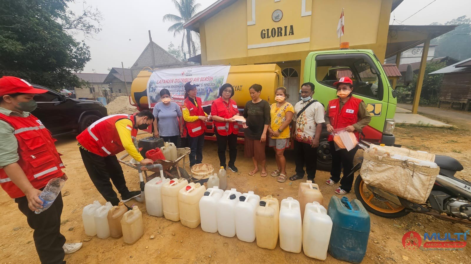 PMI Gunung Mas Salurkan Bantuan Air Bersih dan Masker kepada Warga Terdampak Kekeringan